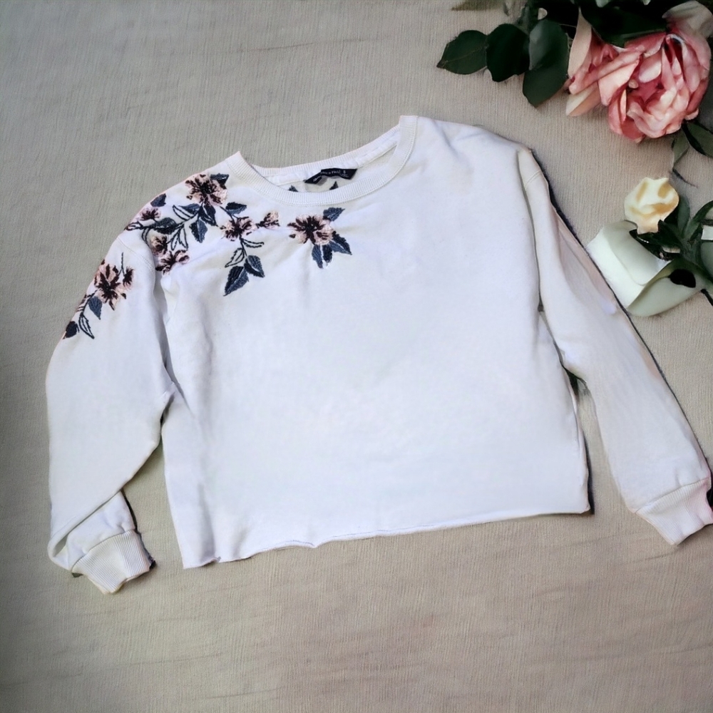 Abercrombie & Fitch Floral Embroidered Super Soft White Cream Sweatshirt, Small